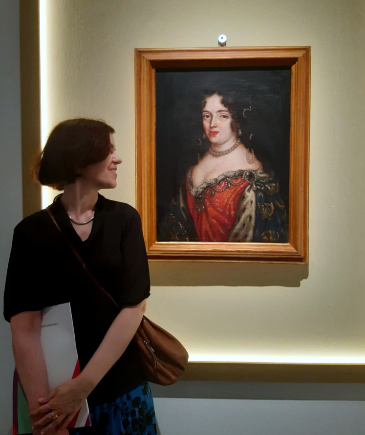 Portret królowej i dr Aneta Markuszewska, która jest autorką książki o mecenacie muzycznym Marii Kazimiery w Rzymie w latach 1699-1714 oraz wydanej w ub.roku książki o roli muzyki w polityce Jakuba III Stuarta i jego żony Marii Klementyny Sobieskiej.